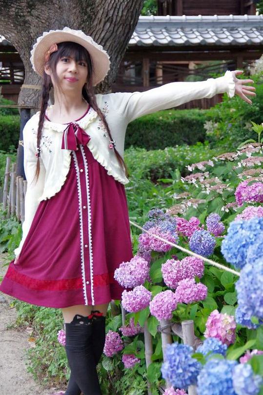axes赤。新大阪の女装サロン「ひめべや」の衣装です。「ひめべや」はあなたの「女の子になりたい」を叶えるサロンです。