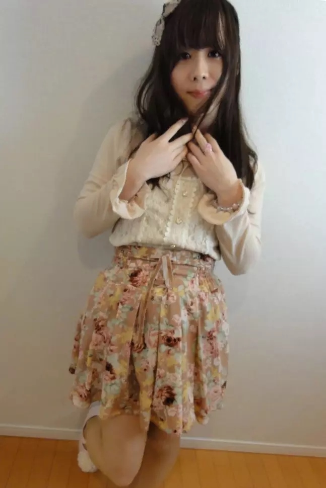 ベージュ。新大阪の女装サロン「ひめべや」の衣装です。「ひめべや」はあなたの「女の子になりたい」を叶えるサロンです。